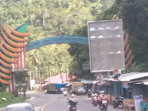 Papan reklame ganggu estetika Tugu nagari sejuta pesona